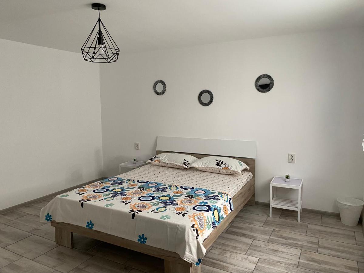 Camere De Inchiriat David Casa David Корбу Экстерьер фото