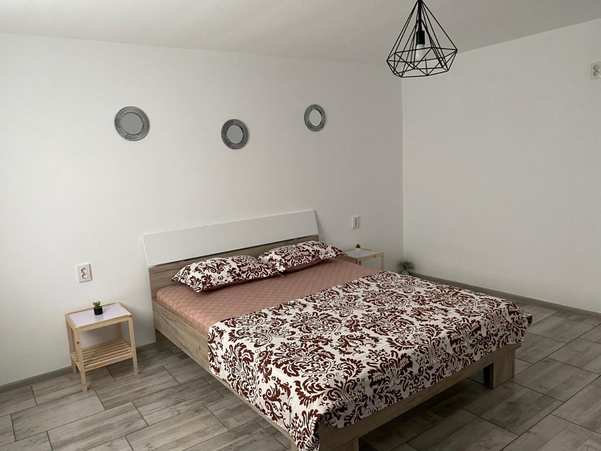 Camere De Inchiriat David Casa David Корбу Экстерьер фото